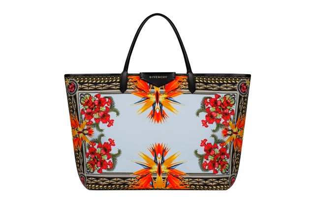 春のスタイルをランクアップさせる、Givenchy by Riccardo Tisciの人気のバッグコレクションが新色で登場コピー