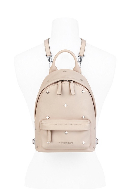 ジバンシィの新作バッグパック「Back pack nano」- 淡いピンクにメタルのクロスモチーフコピー