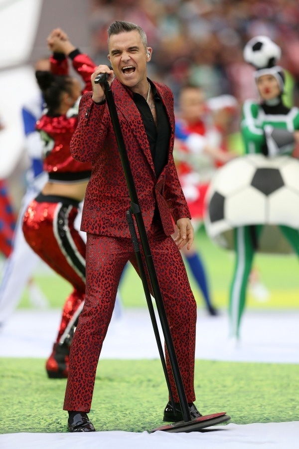 ロシアW杯開会式、ロビー・ウィリアムスが着用していたのはジバンシィのジャケット＆パンツコピー