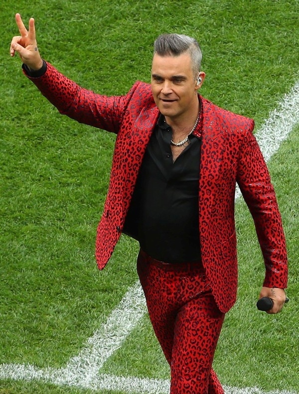ロシアW杯開会式、ロビー・ウィリアムスが着用していたのはジバンシィのジャケット＆パンツコピー