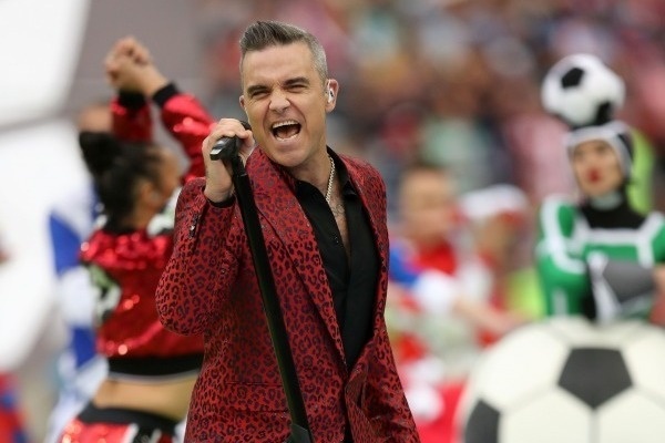 ロシアW杯開会式、ロビー・ウィリアムスが着用していたのはジバンシィのジャケット＆パンツ