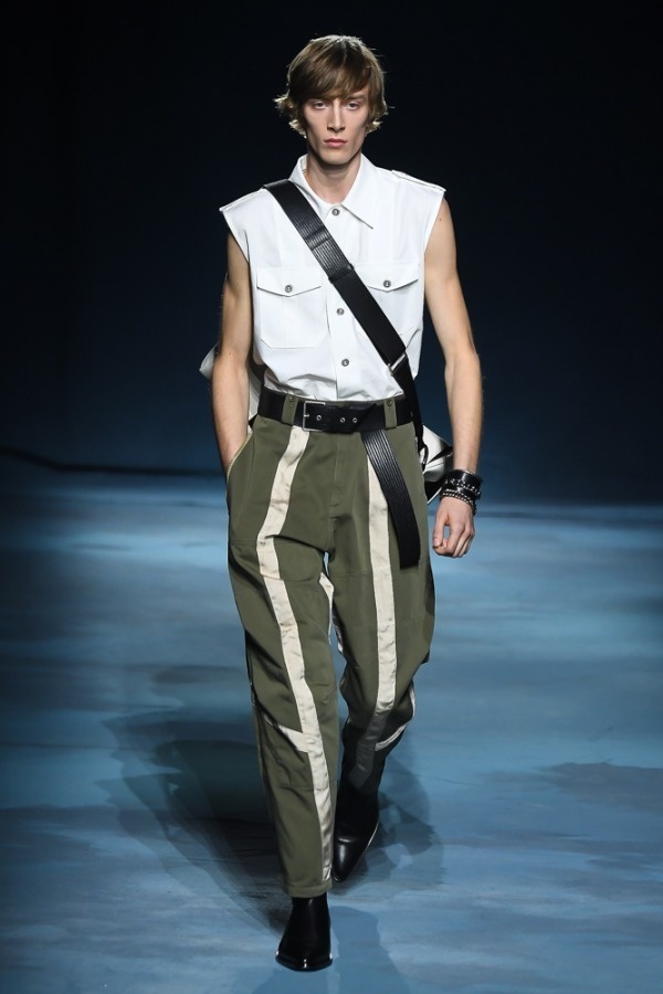 ジバンシィ2019年春夏メンズコレクション - 花々と紳士服の出会いコピー ジバンシィ2019年春夏メンズコレクション - 花々と紳士服の出会いコピー