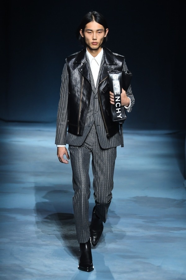 ジバンシィ2019年春夏メンズコレクション - 花々と紳士服の出会いコピー ジバンシィ2019年春夏メンズコレクション - 花々と紳士服の出会いコピー