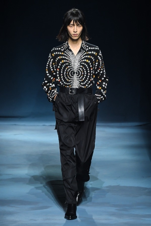 ジバンシィ2019年春夏メンズコレクション - 花々と紳士服の出会いコピー ジバンシィ2019年春夏メンズコレクション - 花々と紳士服の出会いコピー