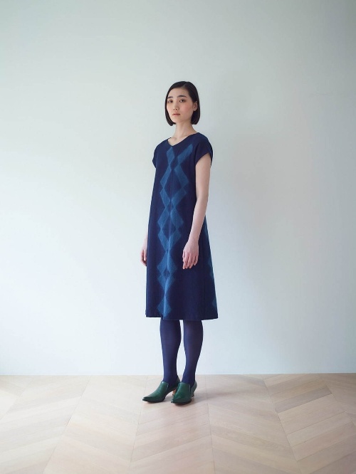 まとふ 2020年秋冬コレクション - 藍染から浮かびあがる、自然とひとの“循環”コピー まとふ 2020年秋冬コレクション - 藍染から浮かびあがる、自然とひとの“循環”コピー