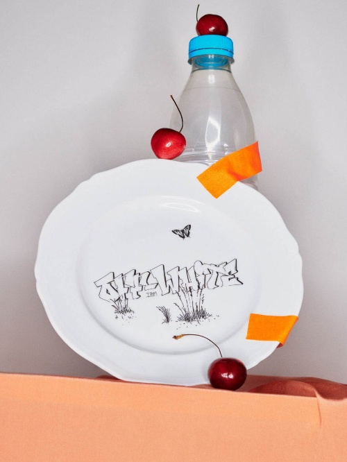 オフ-ホワイト×ジノリ1735コラボ食器、“グラフィティアート”を配したプレートやティーカップコピー オフ-ホワイト×ジノリ1735コラボ食器、“グラフィティアート”を配したプレートやティーカップコピー