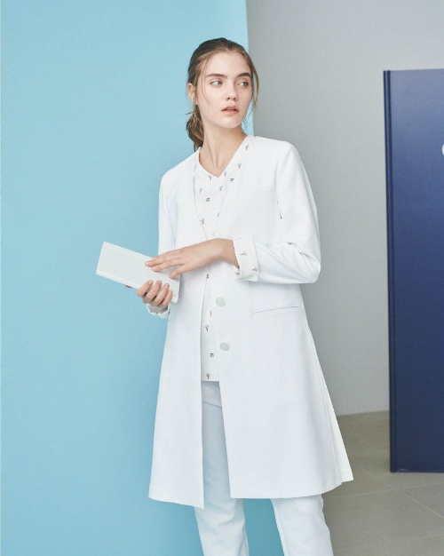 ジェラート ピケ＆クラシコのナース服、プリーツ入りの上品ワンピやスクラブ - 女医用コートが初登場コピー