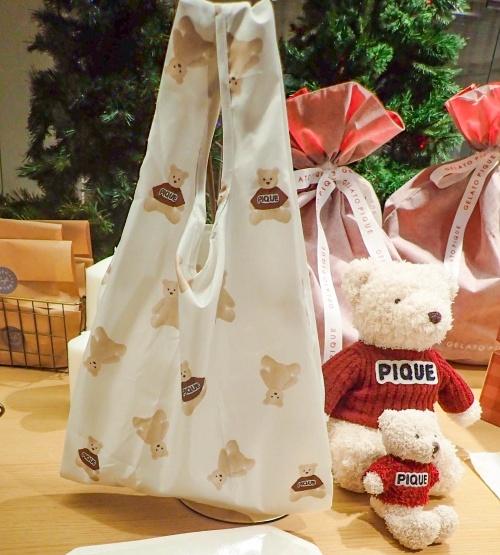 ジェラート ピケ カフェのクリスマス限定エコバッグ、赤いセーターを着た“ベア”柄デザインコピー ジェラート ピケ カフェのクリスマス限定エコバッグ、赤いセーターを着た“ベア”柄デザインコピー