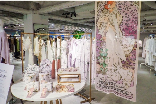 ジェラート ピケ×ミュシャのルームウェア再び、「椿姫」モチーフのドレス＆夜空のランジェリー