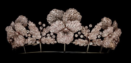 ショーメ貴重なアーカイブティアラを銀座で展示、パンジーの花モチーフなどコピー ショーメ貴重なアーカイブティアラを銀座で展示、パンジーの花モチーフなどコピー