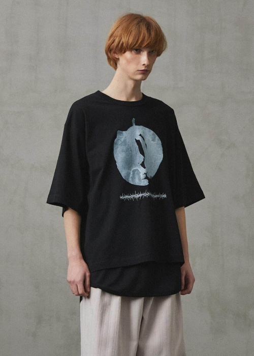 シャリーフ新作“アップル&ワイヤー”グラフィックのTシャツ、ワイドシルエットのデニムパンツもコピー シャリーフ新作“アップル&ワイヤー”グラフィックのTシャツ、ワイドシルエットのデニムパンツもコピー