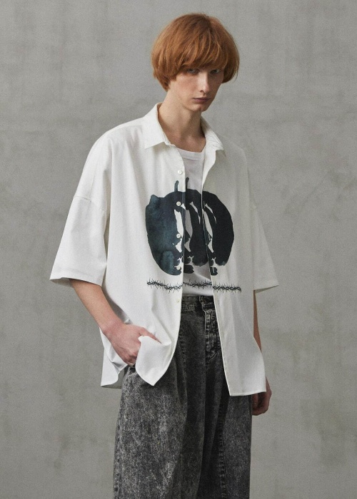 シャリーフ新作“アップル&ワイヤー”グラフィックのTシャツ、ワイドシルエットのデニムパンツもコピー シャリーフ新作“アップル&ワイヤー”グラフィックのTシャツ、ワイドシルエットのデニムパンツもコピー