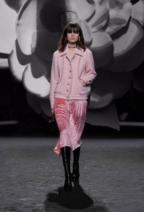 シャネル 2023-24年秋冬コレクション、永遠のコード「カメリア」に着目 - 小松菜奈がヒロインにコピー シャネル 2023-24年秋冬コレクション、永遠のコード「カメリア」に着目 - 小松菜奈がヒロインにコピー