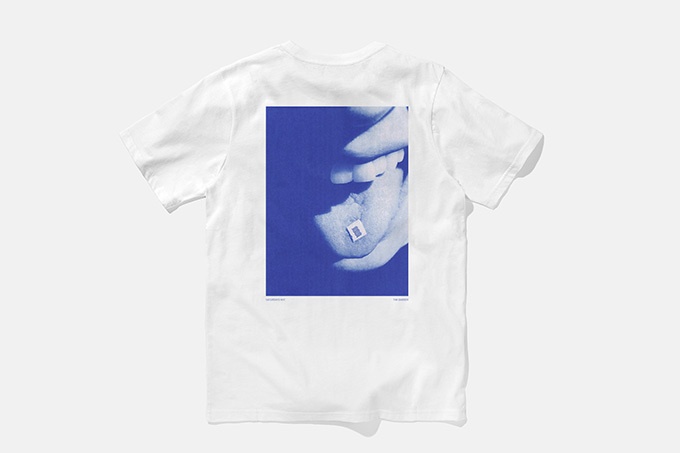 サタデーズ ニューヨークシティ×ティム・バーバー、“青い写真”をプリントした限定Tシャツ＆ロンTコピー