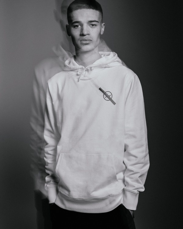 サタデーズNYC×フラグメント - ”稲妻ロゴ”を配したコラボパーカーやTシャツコピー