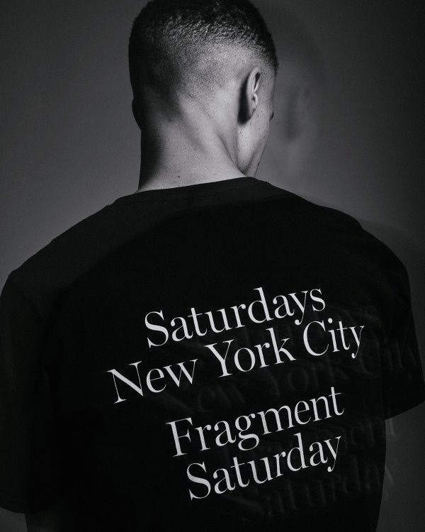 サタデーズNYC×フラグメント - ”稲妻ロゴ”を配したコラボパーカーやTシャツコピー