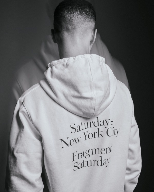 サタデーズNYC×フラグメント - ”稲妻ロゴ”を配したコラボパーカーやTシャツコピー