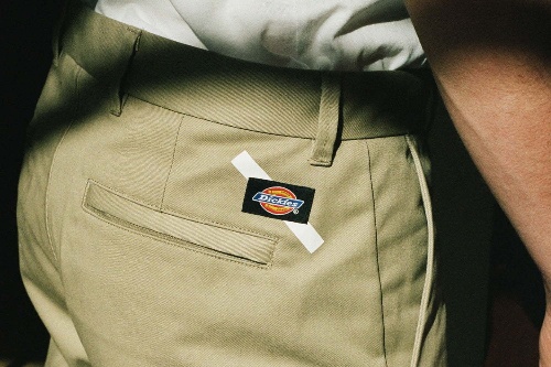 サタデーズ ニューヨークシティ×ディッキーズのコラボパンツ、ロゴ入りテーパード＆クロップドパンツ