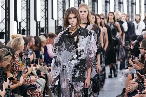 sacai 2020年春夏コレクション - 友愛に満ちた世界、明るい未来