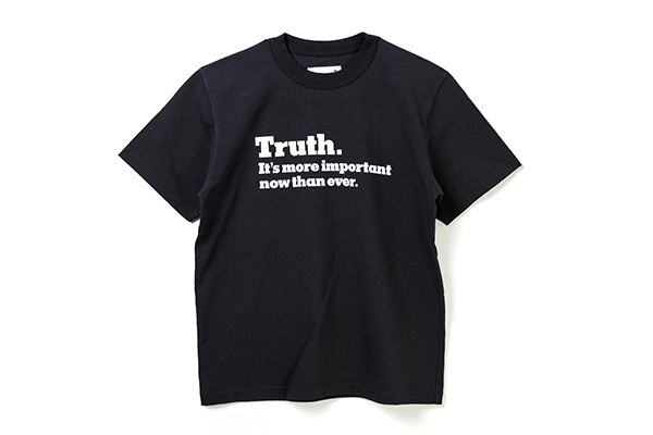 sacai 阪急メンズ東京、移転オープン - 限定色ネイビーの「Truth」Tシャツ＆フーディー