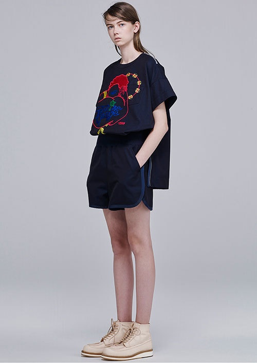 sacai、NYの伝説的ディスコ「パラダイス ガラージ」グラフィック入りTシャツを発売コピー