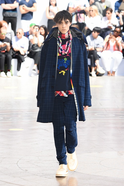 sacai、NYの伝説的ディスコ「パラダイス ガラージ」グラフィック入りTシャツを発売コピー