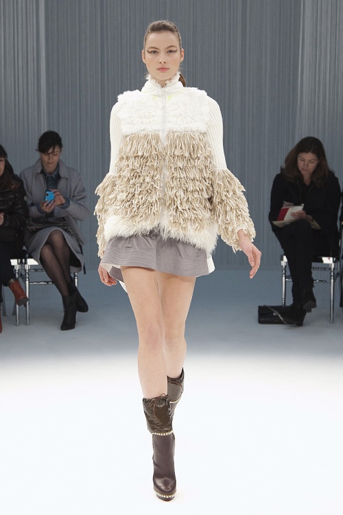 パリで初めてモデルを用いたプレゼンテーションを行ったsacai(サカイ)の2011-12年秋冬コレクションコピー