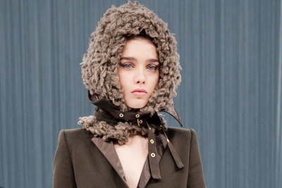 パリで初めてモデルを用いたプレゼンテーションを行ったsacai(サカイ)の2011-12年秋冬コレクション