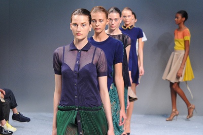 様々な素材使いやユニークなスタイリングで楽しく演出 - sacai(サカイ)、2012年春夏コレクション