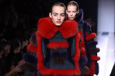 sacai 2015-16年秋冬コレクション - 疾走感の中、連続的に魅せるボリュームコートの魅力