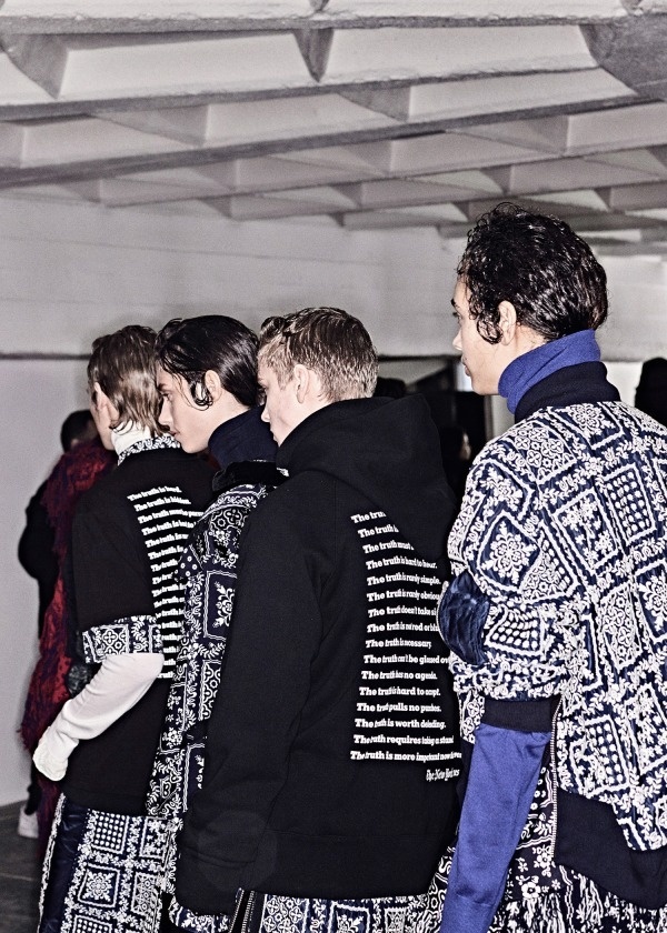 sacai×NYタイムズ紙「Truth」”ジャーナリズムの自由”をＴシャツやフーディで表明コピー