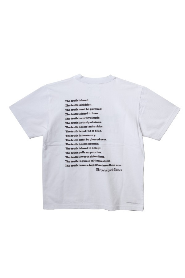 sacai×NYタイムズ紙「Truth」”ジャーナリズムの自由”をＴシャツやフーディで表明コピー