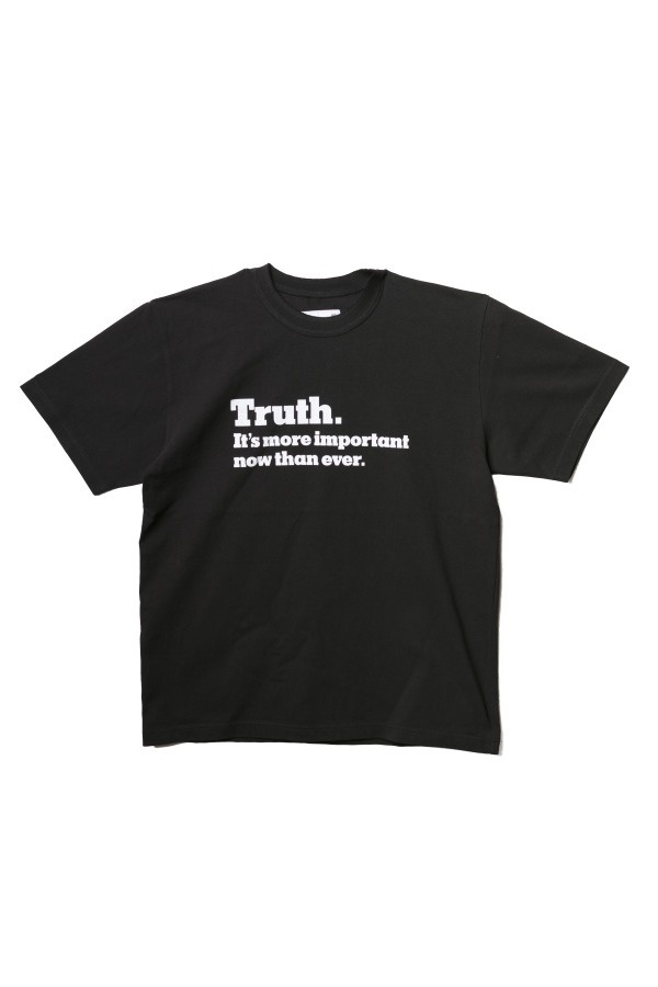 sacai×NYタイムズ紙「Truth」”ジャーナリズムの自由”をＴシャツやフーディで表明コピー