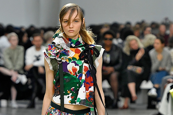 sacai(サカイ) 2019年春夏コレクション - 鮮やかな色彩を流れる風にのせて