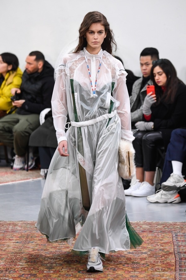 sacai 2019年プレフォールコレクション、“メルティングポット”の概念をハイブリッドで表現コピー sacai 2019年プレフォールコレクション、“メルティングポット”の概念をハイブリッドで表現コピー