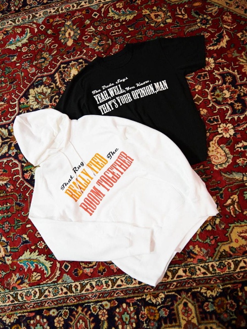 sacaiと映画『ビッグ・リボウスキ』のコラボTシャツ＆パーカー、主人公の台詞をデザインにコピー