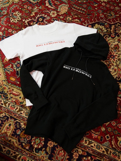 sacaiと映画『ビッグ・リボウスキ』のコラボTシャツ＆パーカー、主人公の台詞をデザインにコピー