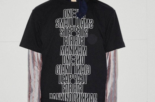 sacai、宇宙飛行士“ニール・アームストロングの名言”を配したユニセックスTシャツ