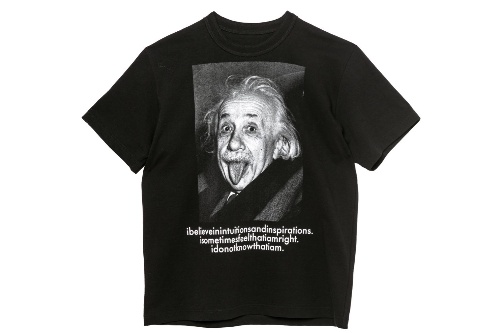 sacaiから“アインシュタイン”プリントのTシャツ＆フーディー、ユニセックスで展開