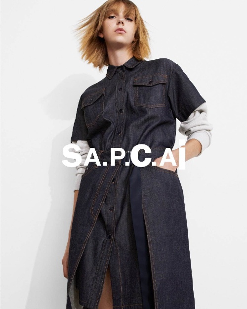 A.P.C.×sacaiのデニムジャケットやロゴフーディ、フリンジ付き白スニーカーなどコピー A.P.C.×sacaiのデニムジャケットやロゴフーディ、フリンジ付き白スニーカーなどコピー