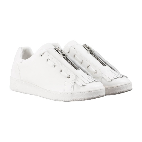 A.P.C.×sacaiのデニムジャケットやロゴフーディ、フリンジ付き白スニーカーなどコピー A.P.C.×sacaiのデニムジャケットやロゴフーディ、フリンジ付き白スニーカーなどコピー
