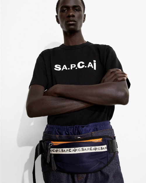 A.P.C.×sacaiのデニムジャケットやロゴフーディ、フリンジ付き白スニーカーなどコピー A.P.C.×sacaiのデニムジャケットやロゴフーディ、フリンジ付き白スニーカーなどコピー
