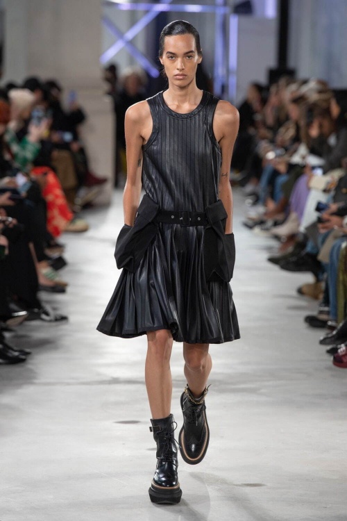 sacai 2023年春夏ウィメンズコレクション - 強さと自由の象徴、躍動する“プリーツ”コピー sacai 2023年春夏ウィメンズコレクション - 強さと自由の象徴、躍動する“プリーツ”コピー