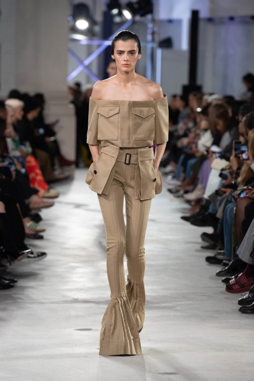 sacai 2023年春夏ウィメンズコレクション - 強さと自由の象徴、躍動する“プリーツ”コピー sacai 2023年春夏ウィメンズコレクション - 強さと自由の象徴、躍動する“プリーツ”コピー
