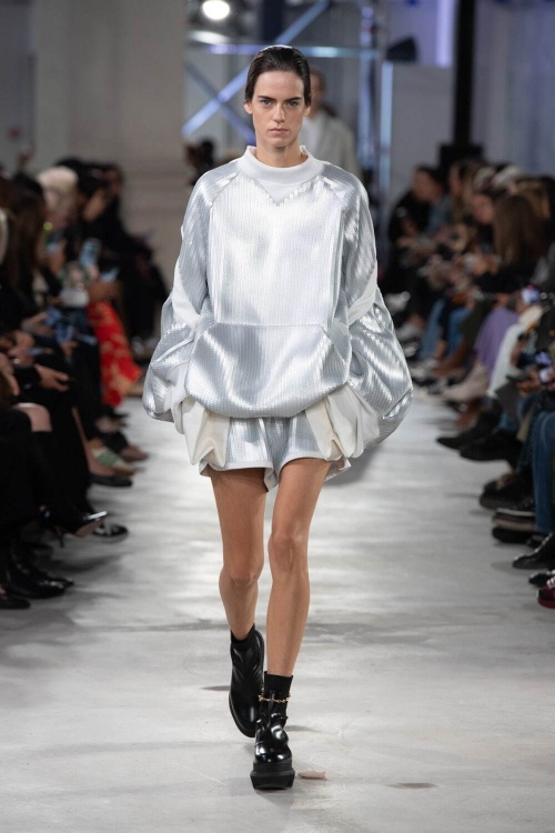 sacai 2023年春夏ウィメンズコレクション - 強さと自由の象徴、躍動する“プリーツ”コピー sacai 2023年春夏ウィメンズコレクション - 強さと自由の象徴、躍動する“プリーツ”コピー