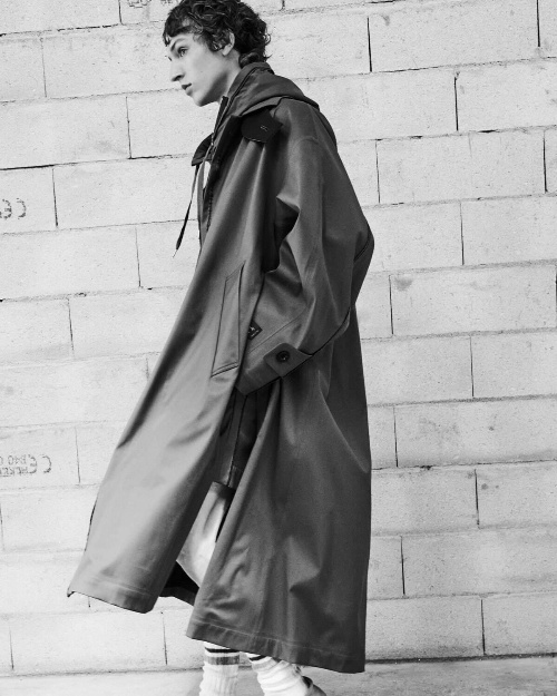 sacai 2023年春夏メンズコレクション、端正な装いに遊びを効かせてコピー sacai 2023年春夏メンズコレクション、端正な装いに遊びを効かせてコピー