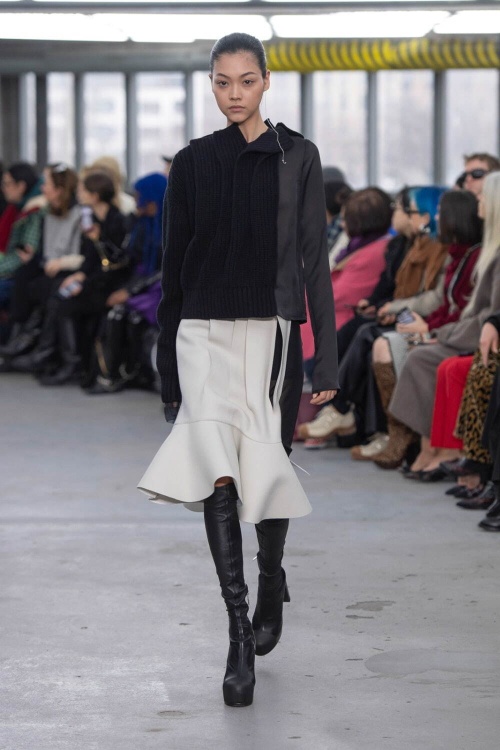 sacai 2023-24年秋冬ウィメンズコレクション - 予期せぬ場所で生まれる美コピー sacai 2023-24年秋冬ウィメンズコレクション - 予期せぬ場所で生まれる美コピー