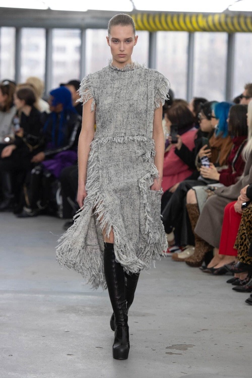 sacai 2023-24年秋冬ウィメンズコレクション - 予期せぬ場所で生まれる美コピー sacai 2023-24年秋冬ウィメンズコレクション - 予期せぬ場所で生まれる美コピー