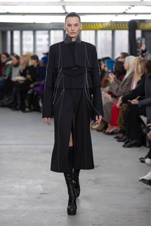 sacai 2023-24年秋冬ウィメンズコレクション - 予期せぬ場所で生まれる美コピー sacai 2023-24年秋冬ウィメンズコレクション - 予期せぬ場所で生まれる美コピー