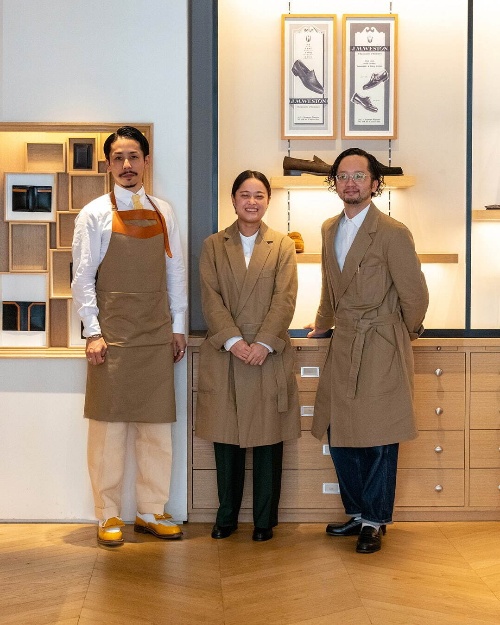 ジェイエムウエストン 青山店でScye製作のスタッフユニフォーム導入、“コインローファー”エプロンコピー ジェイエムウエストン 青山店でScye製作のスタッフユニフォーム導入、“コインローファー”エプロンコピー